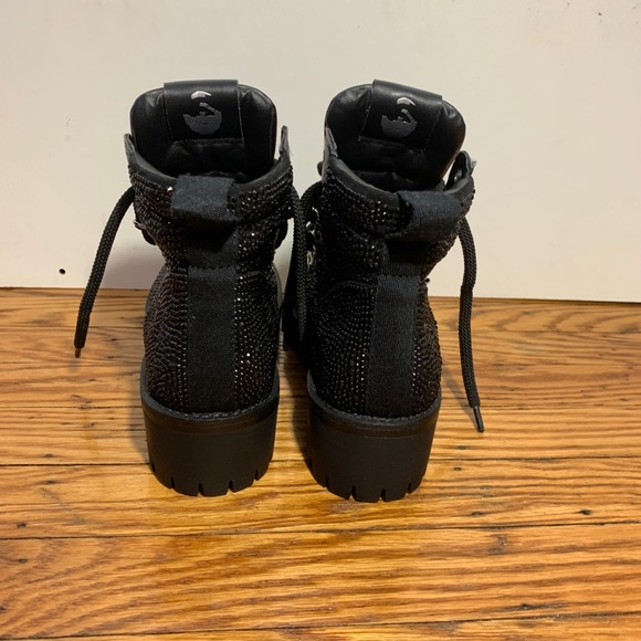 buzzer boot steve madden